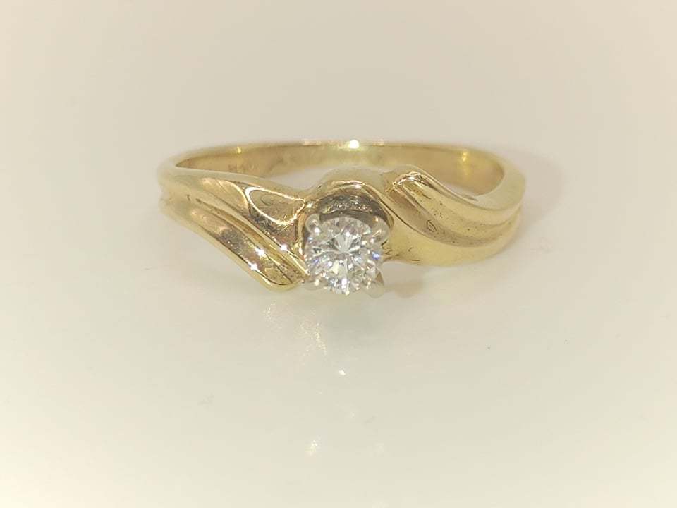 Lady's 14 Karat Yellow Gold Solitaire Ring | Avenue Shop Swap & Sell