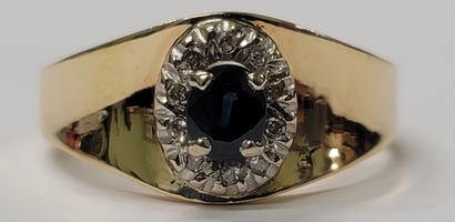 18 Karat Yellow Gold Ring - Size: 9.75