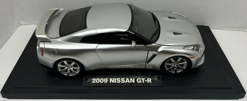 Jada Toys 2009 Nissan GT-R #92194 Die Cast Car - 1:18 Scale with Stand